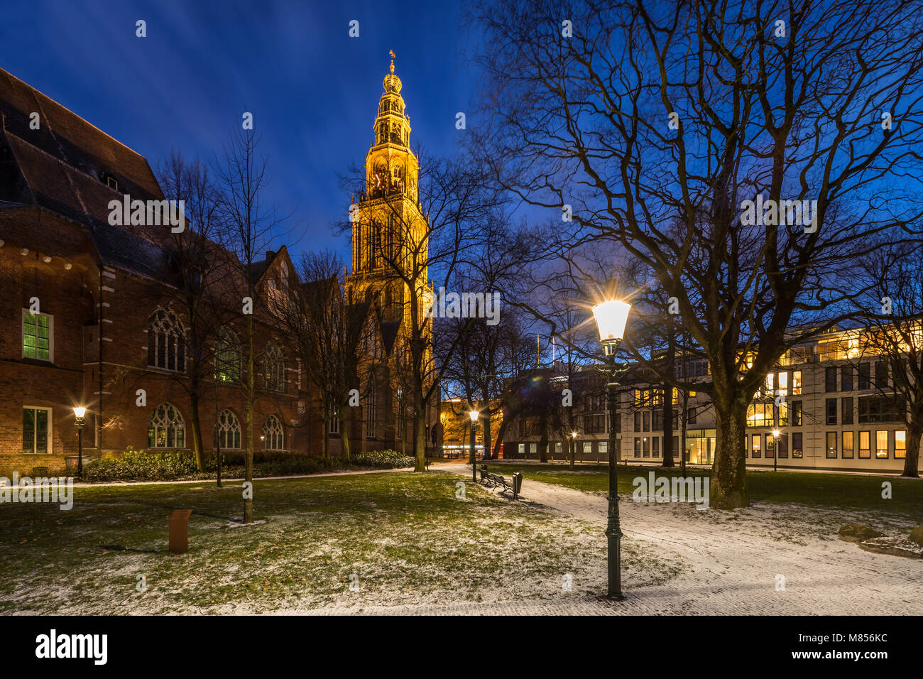 Martiniturm und die Martinikirche, im Zentrum der Stadt Groningen, in der Dämmerung, Niederlande Stockfoto