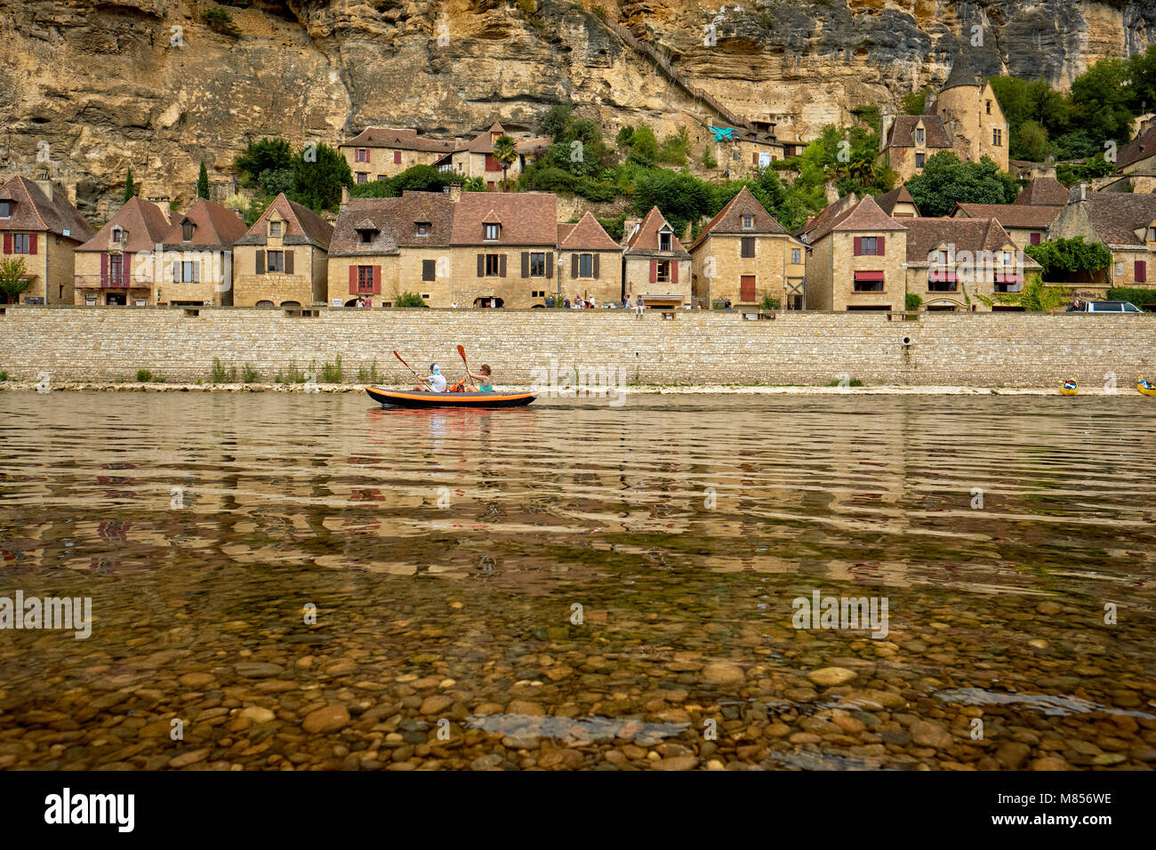 La Roque Gageac ist eines der schönsten Dörfer Frankreichs in einer herrlichen Lage am nördlichen Ufer des Flusses Dordogne. Stockfoto