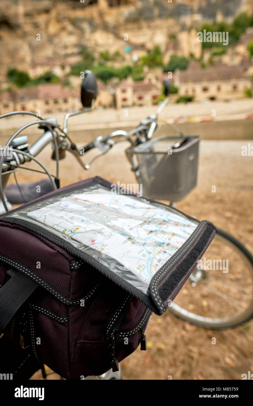 Fahrradtour durch das Dordogne-Tal - eine wetterfeste Karte für einen Radurlaub in Frankreich - Fahrradkarte Frankreich. Stockfoto