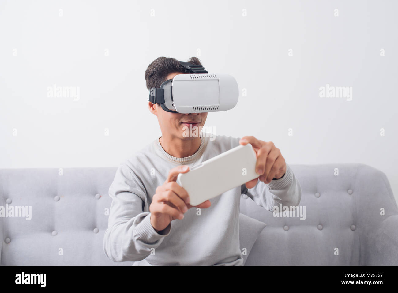 Asiatische Mann mit Virtual reality Brillen- oder VR-Headset Stockfoto