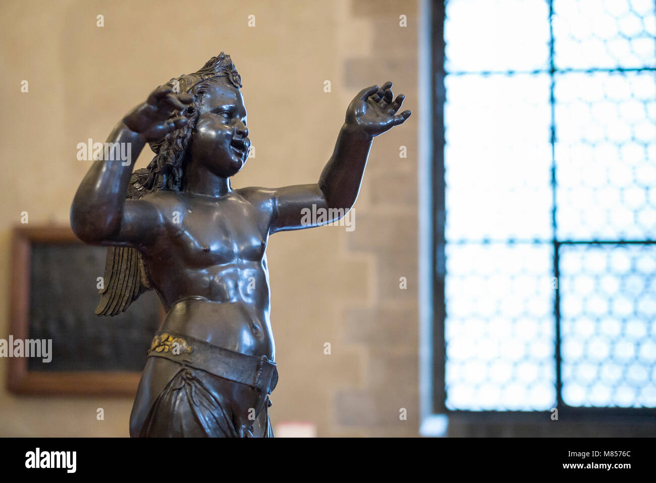Florenz. Italien. Liebe/Attis, Bronzestatue von Donatello (ca. 1440), Museo Nazionale del Bargello, großer Ratssaal aka Salone di Donatello. Dona Stockfoto