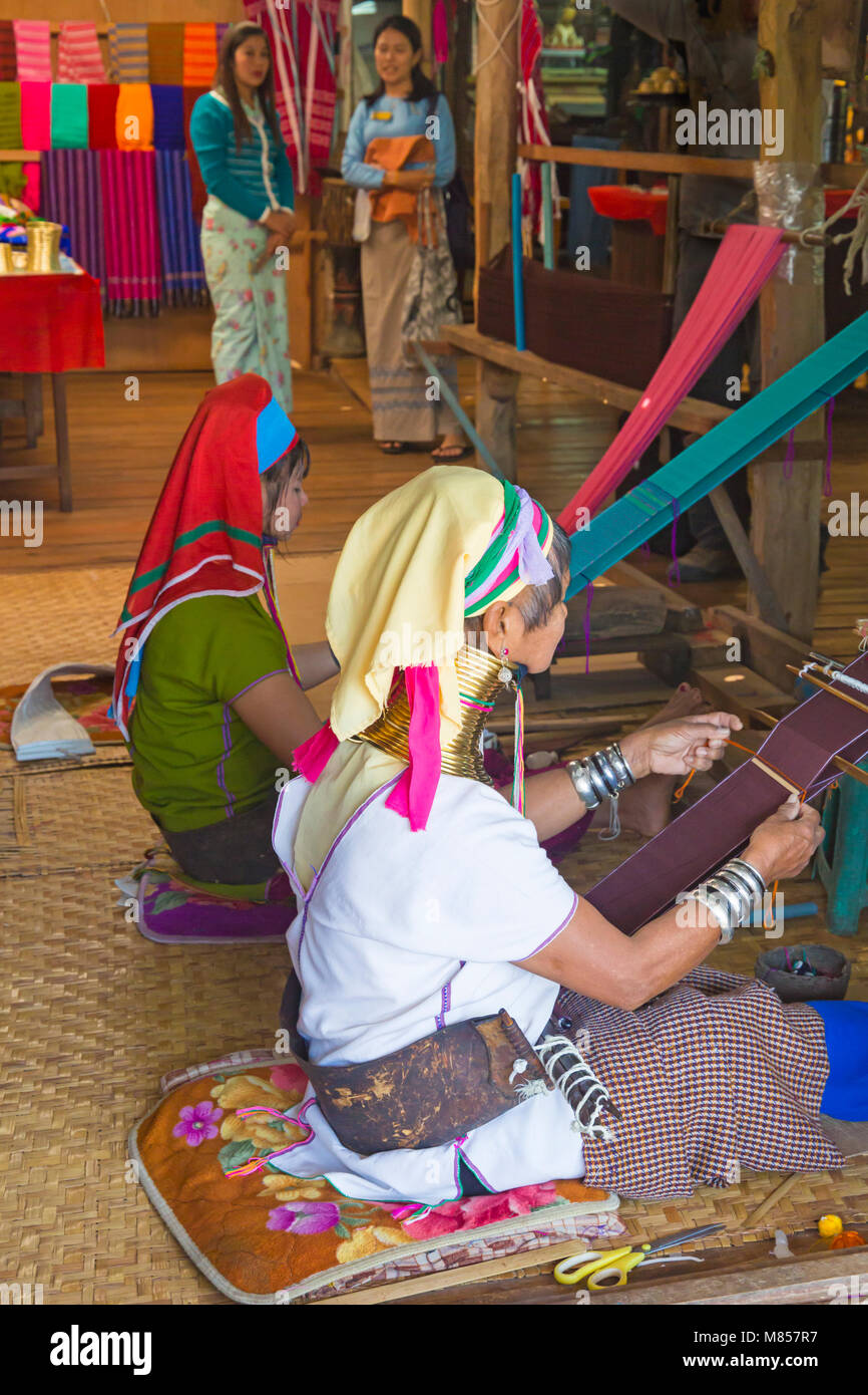 Padaung Damen, langen Hals Damen, Weberei in Ywama Dorf, Shan Staat, Inle Lake, Myanmar (Birma), Asien im Februar Stockfoto