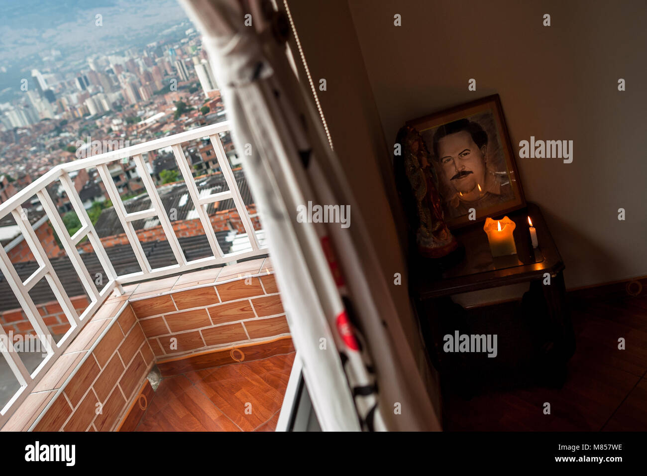 Ein Altar zu Ehren der Drogenbaron Pablo Escobar ist zu sehen im Wohnzimmer Ecke eines Hauses in Medellín, Kolumbien. Stockfoto
