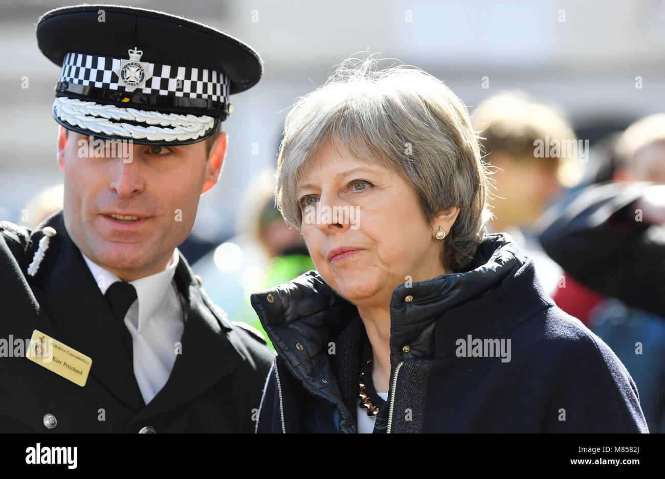 Premierminister Theresa May, mit Wiltshire Police Chief Constable Kier Pritchard, in Salisbury, wie sie auf dem Gebiet des vermuteten Nerv agent Angriff auf russische Double Agent Sergej Skripal und seine Tochter Julia. Stockfoto