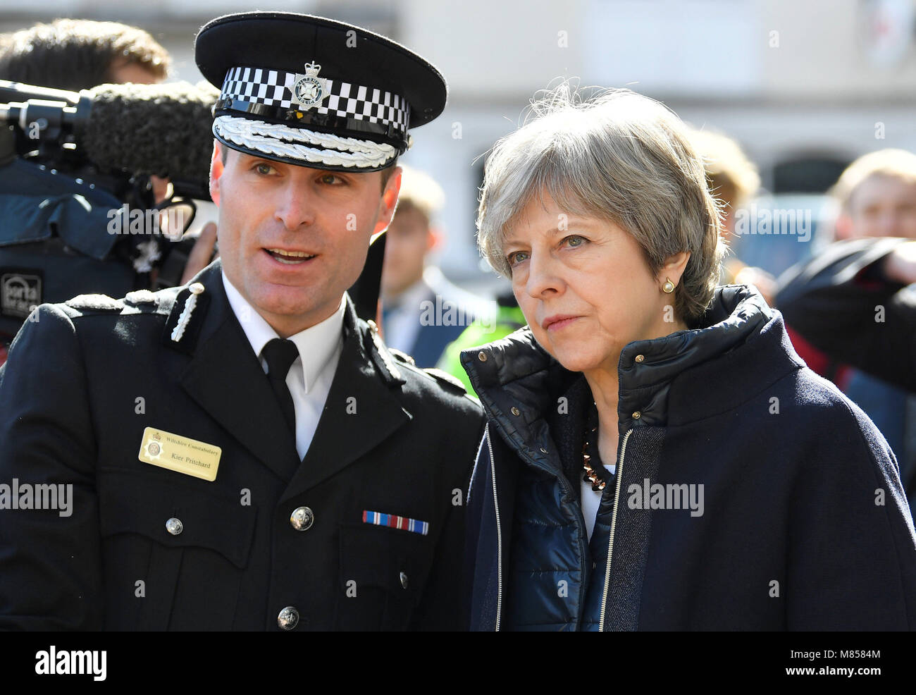 Premierminister Theresa May, mit Wiltshire Police Chief Constable Kier Pritchard, in Salisbury, wie sie auf dem Gebiet des vermuteten Nerv agent Angriff auf russische Double Agent Sergej Skripal und seine Tochter Julia. Stockfoto