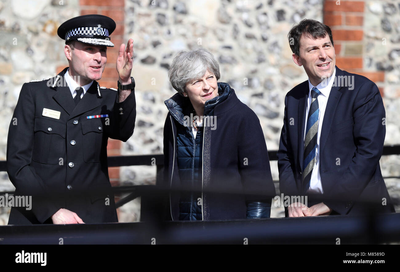 Premierminister Theresa May, mit Wiltshire Police Chief Constable Kier Pritchard und Salisbury MP John Glen, in Salisbury, wie sie auf dem Gebiet des vermuteten Nerv agent Angriff auf russische Double Agent Sergej Skripal und seine Tochter Julia. Stockfoto