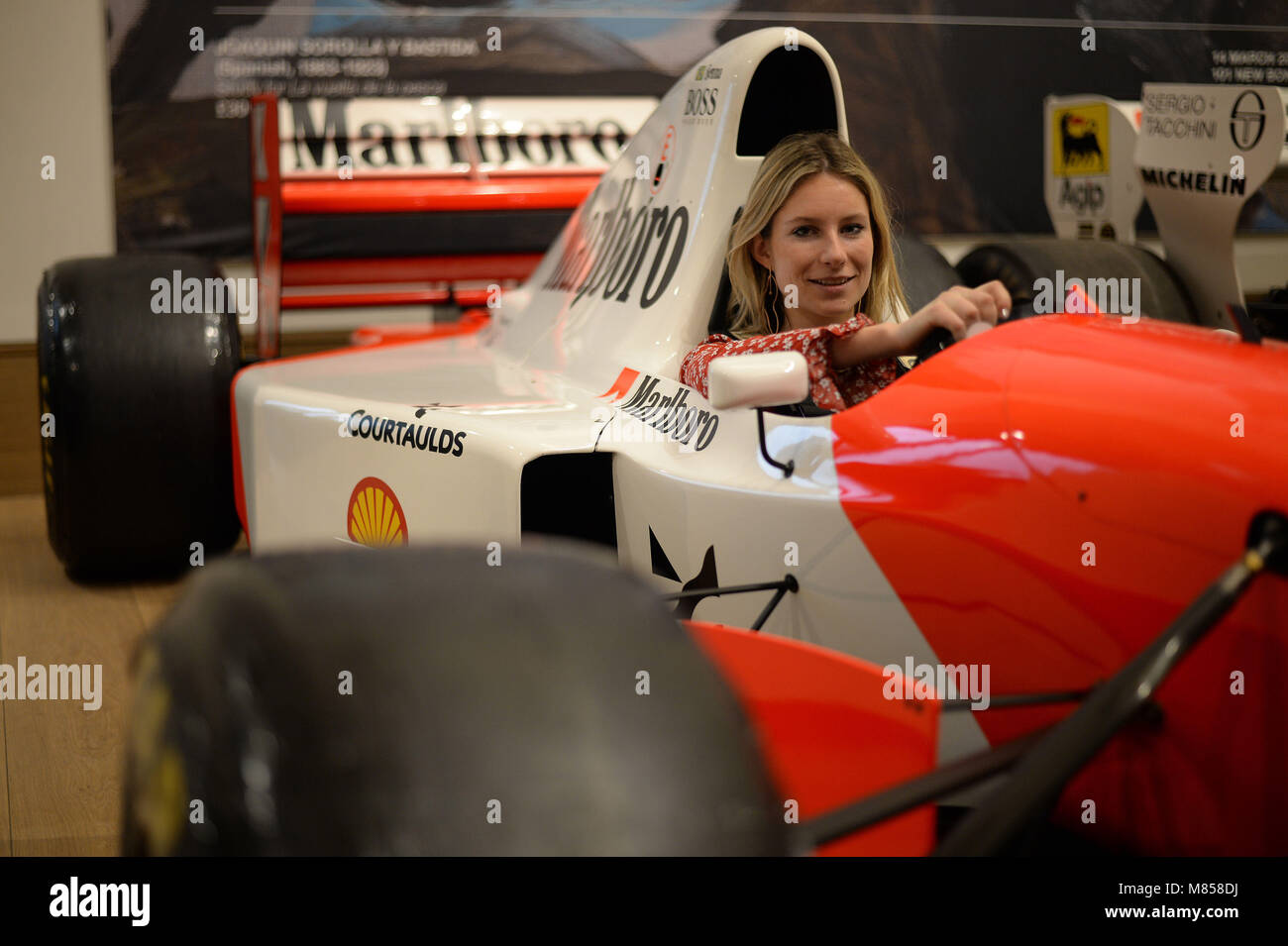 Ein bonhams Mitarbeiter sitzt in der 1993 Mc Laren-Ford MP 4/8 ein Formel 1 Racer, zum Sieg getrieben von legendären Rennfahrers Ayrton Senna in seinen letzten Grand Prix von Monaco, auf Bonhams in London, vor der Auktion in Monaco Verkauf am 11. Mai. Stockfoto