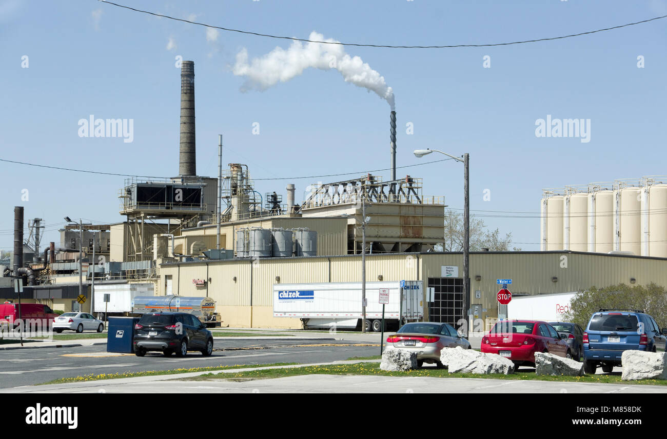 Industrial Szene, Fabrikhallen, Tanks und Schornsteine Stockfoto