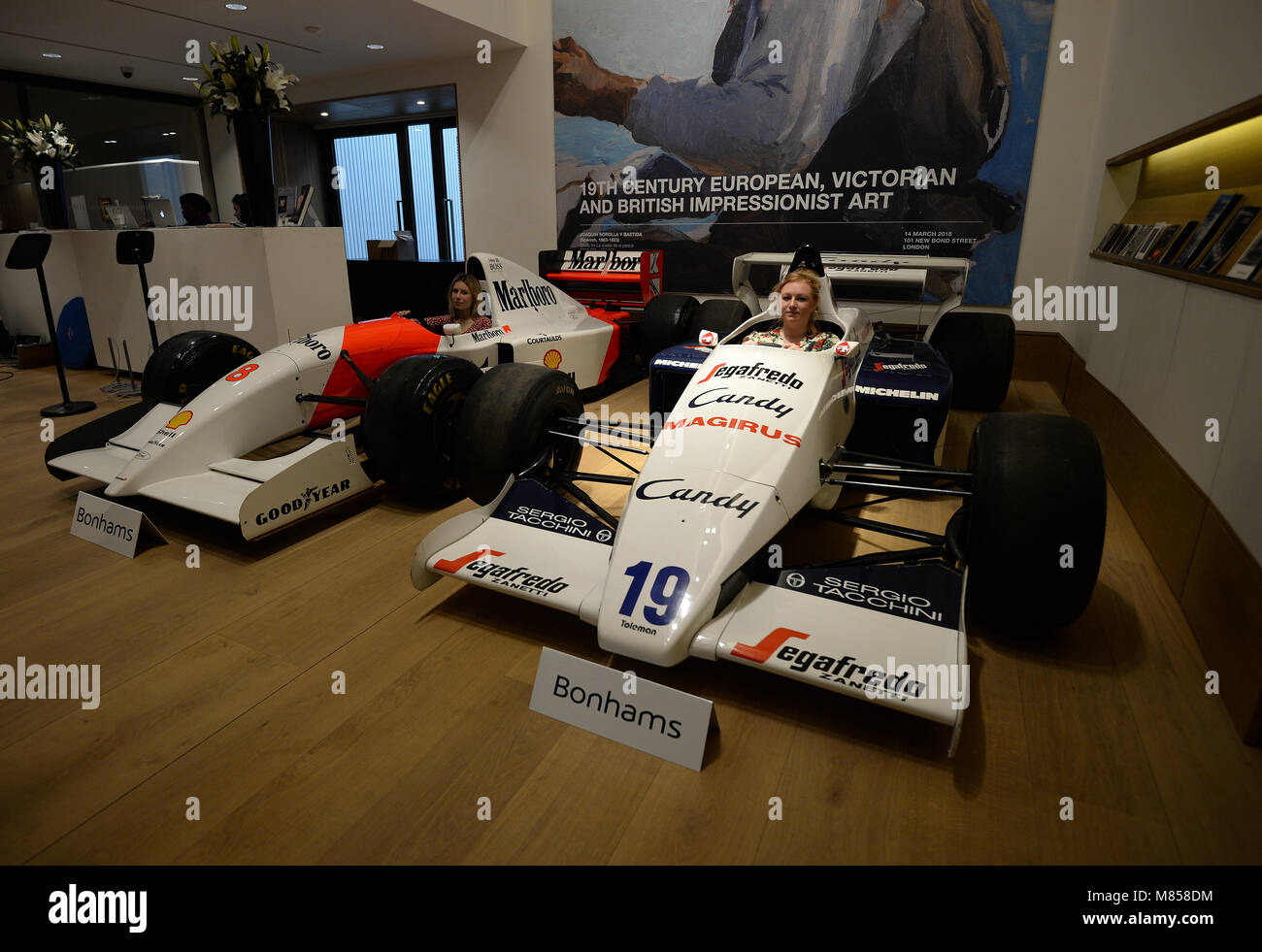 Bonhams Mitarbeiter sitzen in der 1984 Formel 1 Toleman-Hart TG184 (rechts) und die 1993 Mc Laren-Ford MP 4/8 ein Formel 1 Racer, angetrieben vom legendären Rennfahrers Ayrton Senna auf der Bonhams in London mit Turbolader, vor ihre Auktion in Monaco Verkauf am 11. Mai. Stockfoto