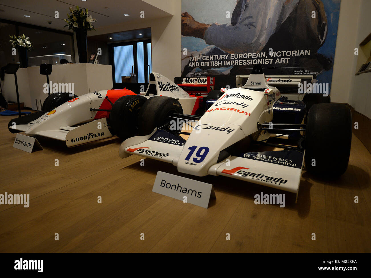 Ein Blick auf die 1984 Formel 1 Toleman-Hart TG184 (rechts) und der A 1993 Mc Laren-Ford MP 4/8 ein Formel 1 Racer, angetrieben vom legendären Rennfahrers Ayrton Senna auf der Bonhams in London, vor ihre Auktion in Monaco Verkauf am 11. Mai mit Turbolader. Stockfoto
