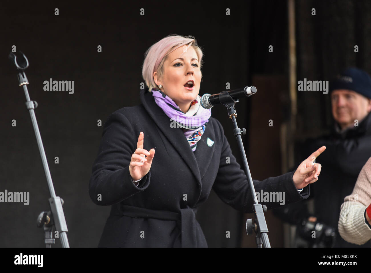 Hannah Bardell MP am 4. März von Frauen Frauen die Gleichheit Protest von Care International in London organisiert. SNP Politiker Stockfoto