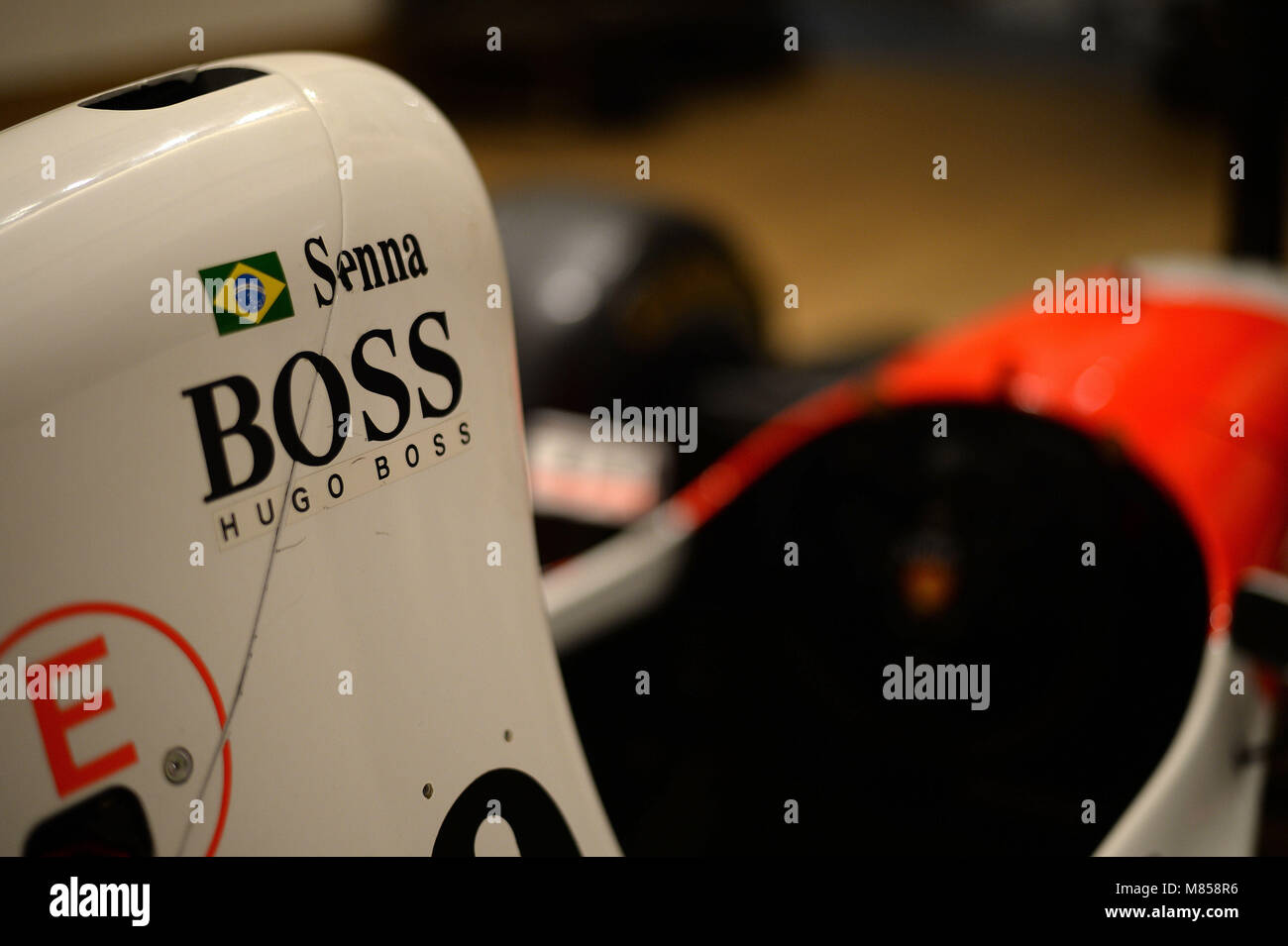 Der Formel-1-Rennfahrer McLaren-Ford MP4/8A aus dem Jahr 1993, der vom legendären Rennfahrer Ayrton Senna bei seinem letzten Grand Prix von Monaco zum Sieg gefahren wurde, wurde im Vorfeld der Auktion in Monaco am 11. Mai in Bonhams in London gezeigt. Stockfoto