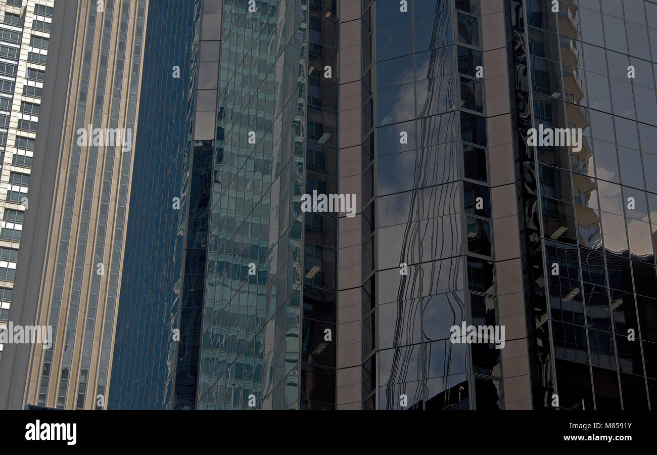 Blauer Himmel und Reflexionen von Gebäuden in Glasfenstern von Bürogebäuden, Sydney, New South Wales, Australien Stockfoto