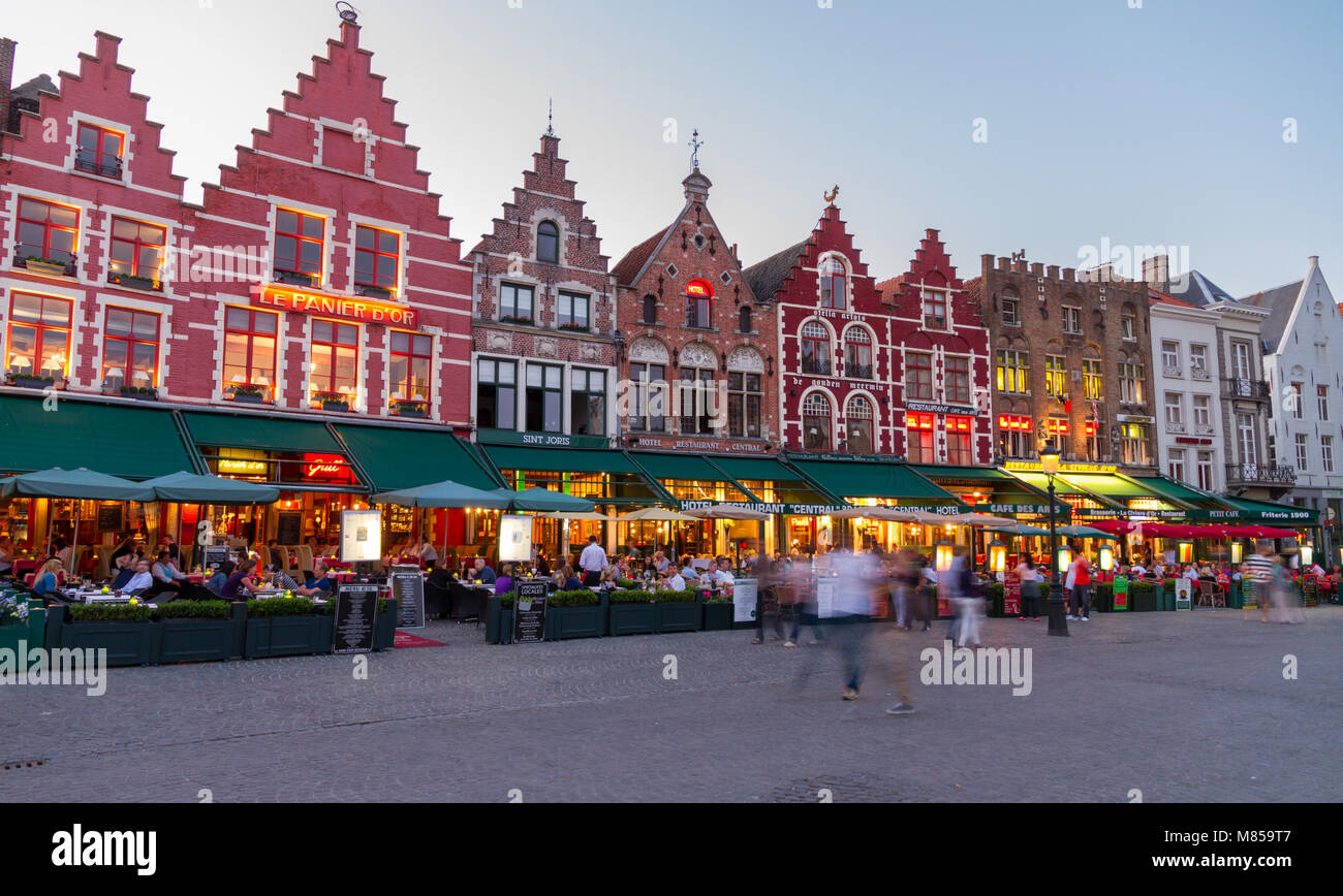 Brügge, Belgien - Mai, 2012. Brugge mittelalterliche Altstadt. Brugge Gassen und historischen Zentrum. Kanäle und Bauwerke. Brugge beliebte touristische Destination von Belgien. Stockfoto