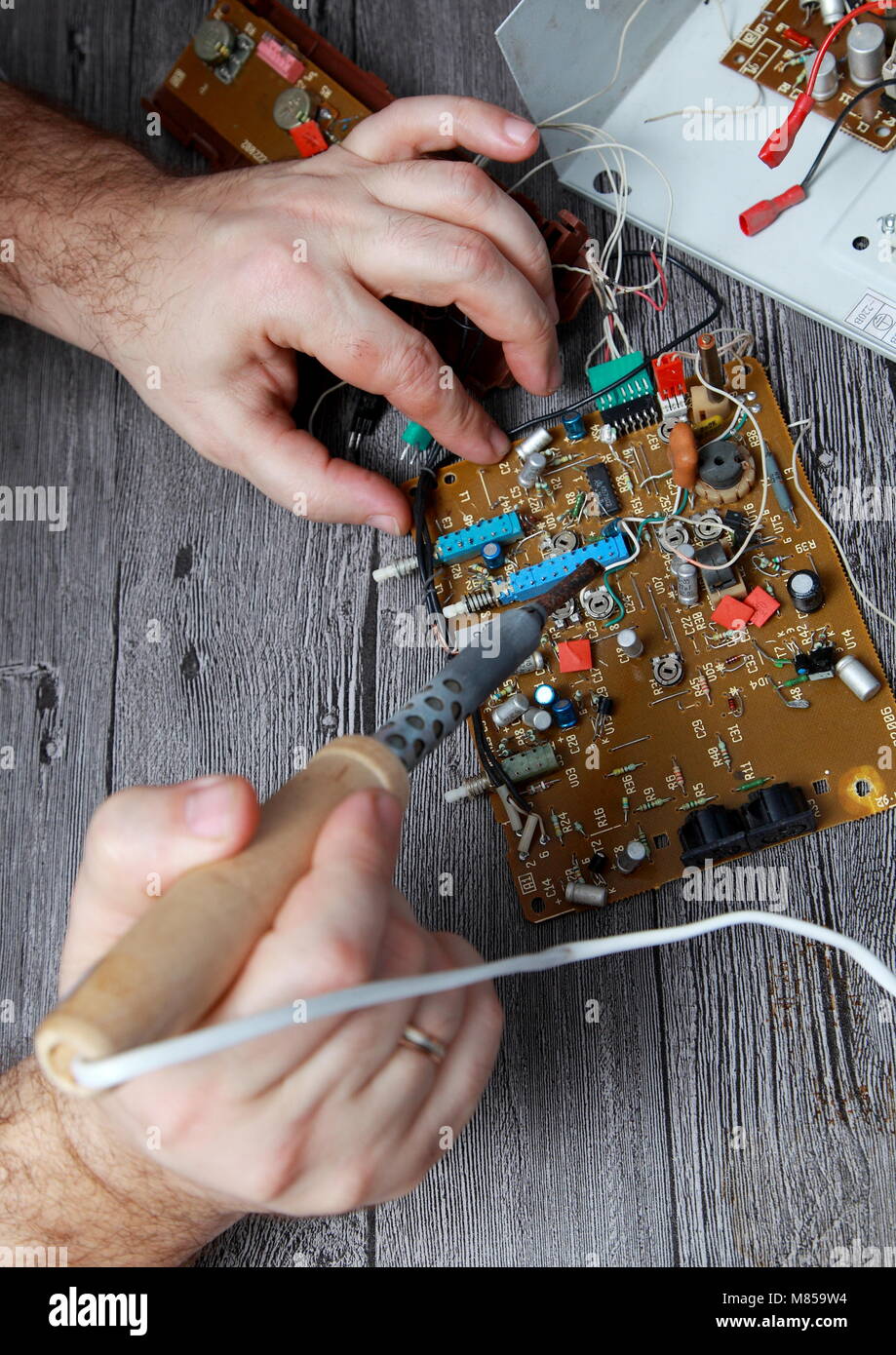 Die Arbeit des Meisters auf die Reparatur von Radio elektronischer Geräte Stockfoto