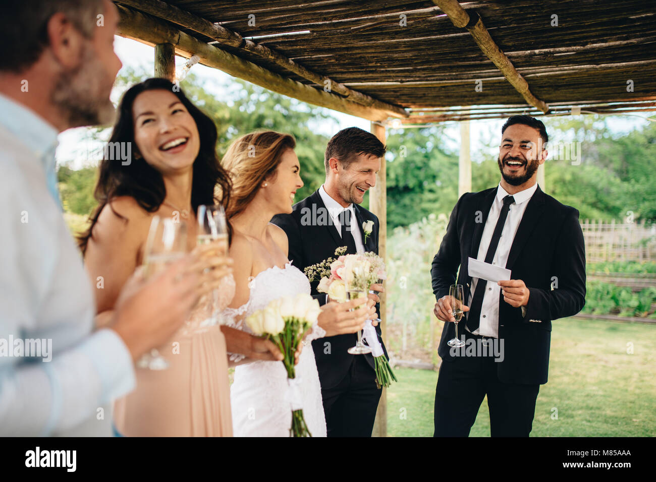 Am besten Mann, Rede an jungvermählte Paare an der Hochzeit. Gruppe von Freunden zur Hochzeit. Stockfoto