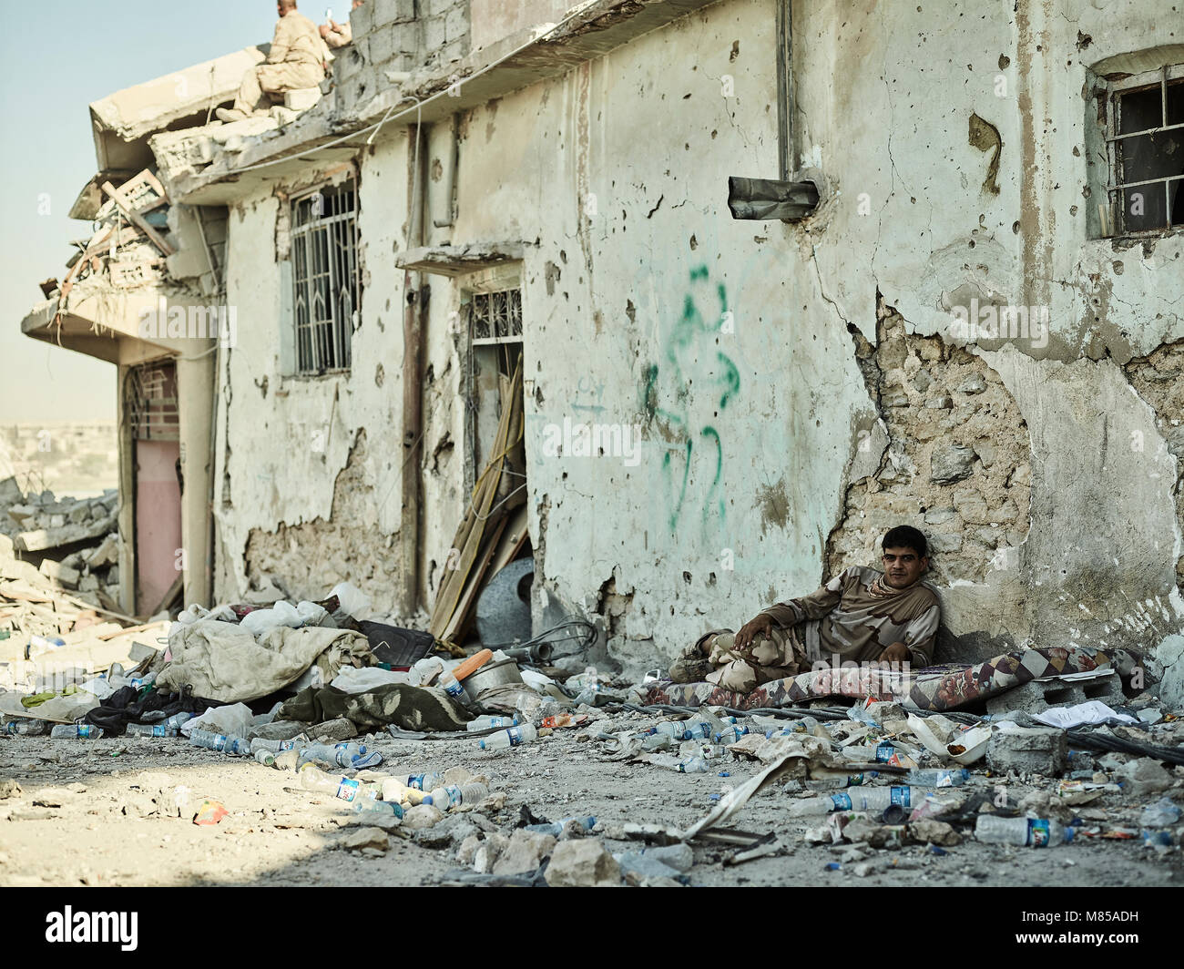 Ein irakischer Soldat ruht in der Mitte einer Straße in der Altstadt. Die Stadt Mosul im Nordirak hat unter islamischen Staat militanten wurde für 3 Jahre, seit Juni 2014. Im Juli 2017 die Streitkräfte der Koalition geführt von der irakischen Armee hat endlich befreit die Stadt aus der Hand von Terroristen. Stockfoto