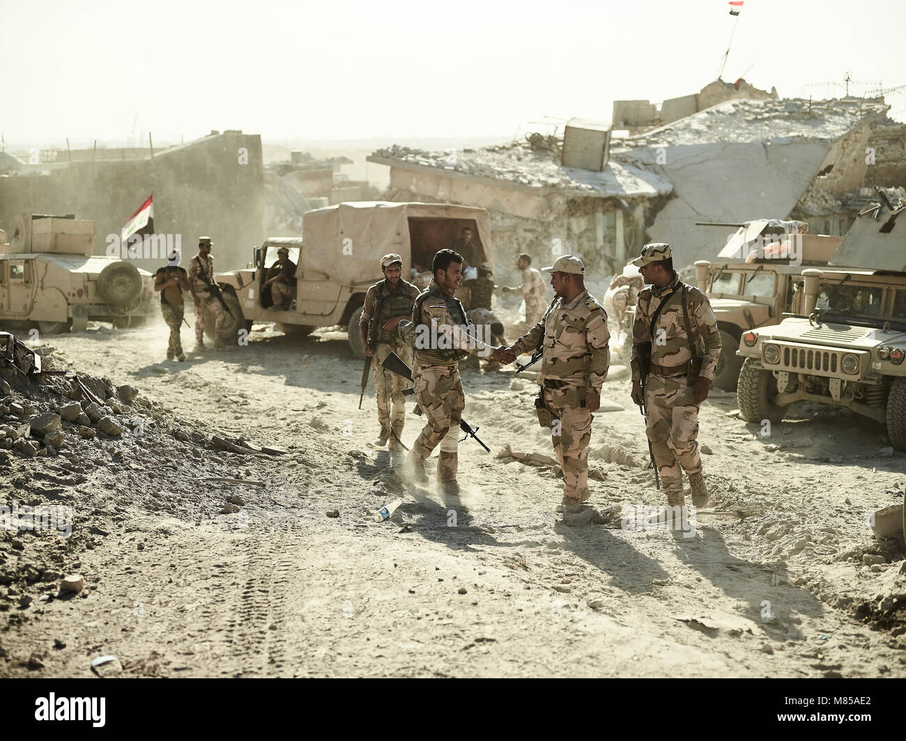 Irakische Armee Soldaten kommen in den letzten Frontlinie in West Mosul. Die Stadt Mosul im Nordirak hat unter islamischen Staat militanten wurde für 3 Jahre, seit Juni 2014. Im Juli 2017 die Streitkräfte der Koalition geführt von der irakischen Armee hat endlich befreit die Stadt aus der Hand von Terroristen. Stockfoto