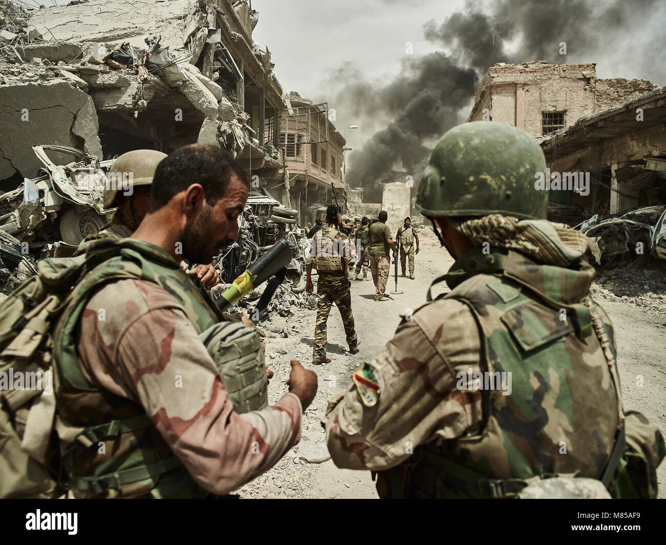 Irakische Soldaten sehen sich als Koalition airstrike sein Ziel erfüllt. Die Stadt Mosul im Nordirak hat unter islamischen Staat militanten wurde für 3 Jahre, seit Juni 2014. Im Juli 2017 die Streitkräfte der Koalition geführt von der irakischen Armee hat endlich befreit die Stadt aus der Hand von Terroristen. Stockfoto