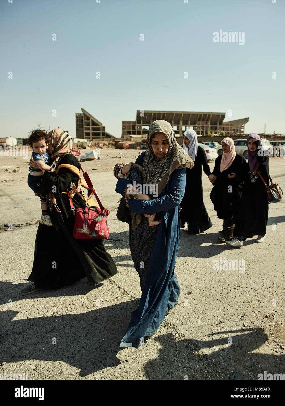 Zivilisten fliehen in der alten Stadt von Mosul kämpfen. Die Stadt Mosul im Nordirak hat unter islamischen Staat militanten wurde für 3 Jahre, seit Juni 2014. Im Juli 2017 die Streitkräfte der Koalition geführt von der irakischen Armee hat endlich befreit die Stadt aus der Hand von Terroristen. Stockfoto