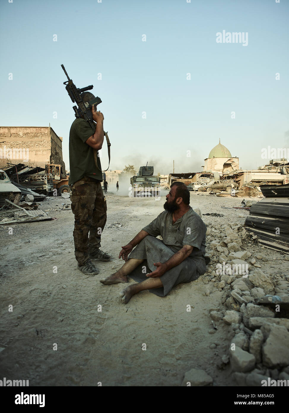 Eine mutmassliche islamische militante festgehalten durch die irakischen Sicherheitskräfte. Die Stadt Mosul im Nordirak hat unter islamischen Staat militanten wurde für 3 Jahre, seit Juni 2014. Im Juli 2017 die Streitkräfte der Koalition geführt von der irakischen Armee hat endlich befreit die Stadt aus der Hand von Terroristen. Stockfoto