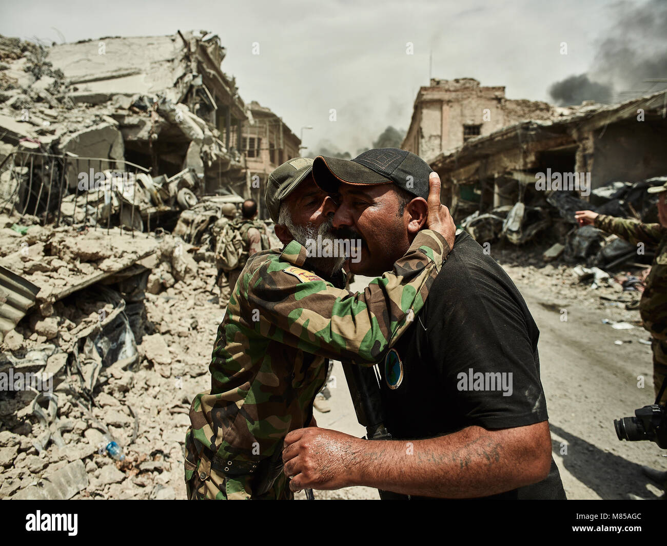 Zwei irakische Männer feiern die Befreiung von Mosul. Die Stadt Mosul im Nordirak hat unter islamischen Staat militanten wurde für 3 Jahre, seit Juni 2014. Im Juli 2017 die Streitkräfte der Koalition geführt von der irakischen Armee hat endlich befreit die Stadt aus der Hand von Terroristen. Stockfoto