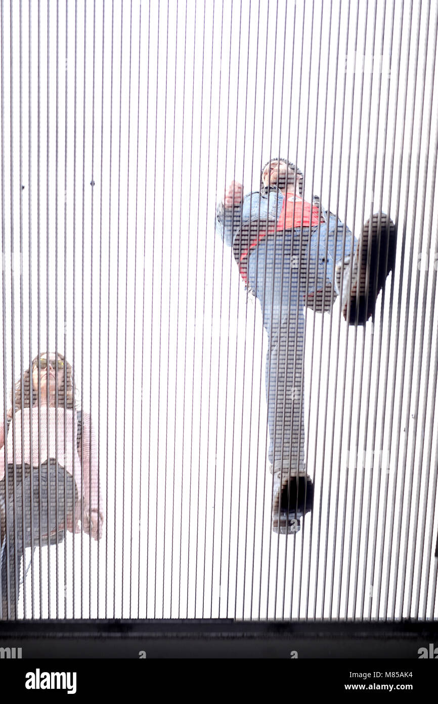 Der Mann und die Frau zu Fuß Overhead Stockfoto