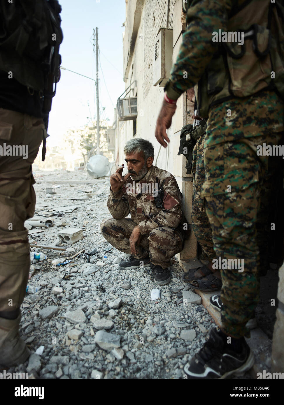Ein YPG Commander wartet auf Nachrichten über eine verletzte Soldaten von der Front. Die Stadt von raqqa im östlichen Syrien hat unter islamischen Staat militanten Kontrolle seit März 2013. Die Stadt hat schließlich von Ypg Kräfte im Oktober 2017 befreit wurde. Stockfoto