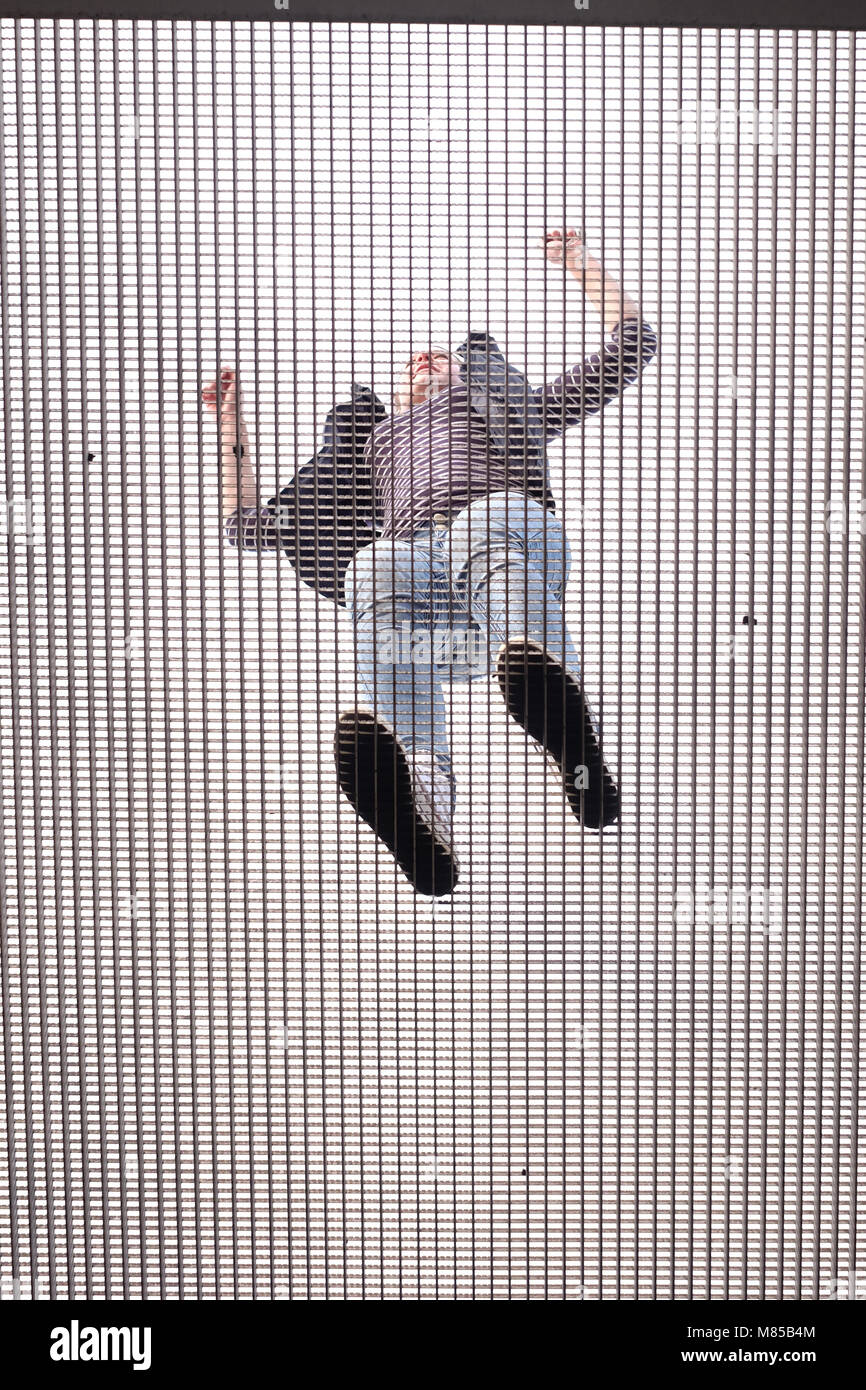 Frau springt vor Freude und ihr Foto / Portrait auf der Millennium Bridge London England Stockfoto