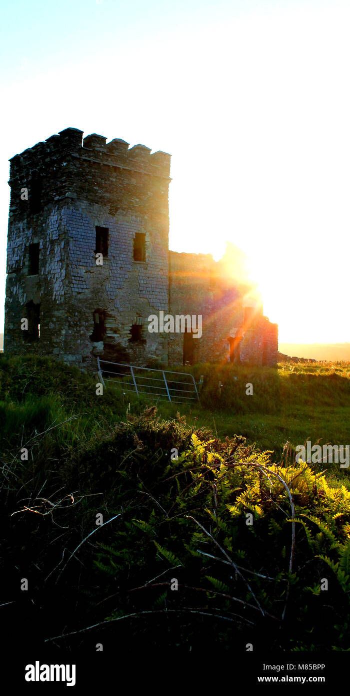 Alten napoleonischen Aussichtsturm mit Blick auf das Meer und die umliegende Landschaft bei Sonnenuntergang. West Cork, Irland ein beliebtes Urlaubsziel Stockfoto