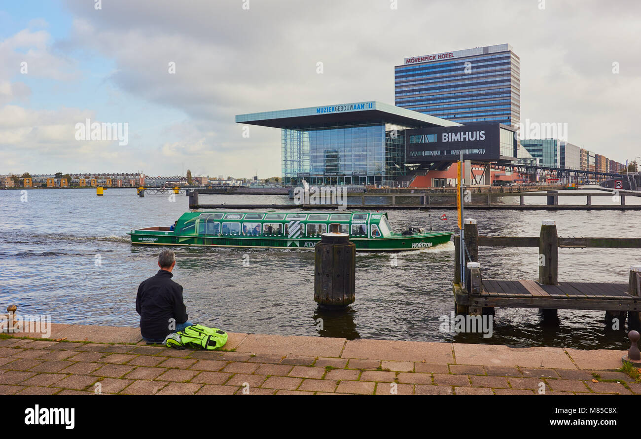 Bimhuis Konzertsaal im Muziekgebouw Komplex auf der IJ Fluss, Amsterdam, Niederlande. Stockfoto