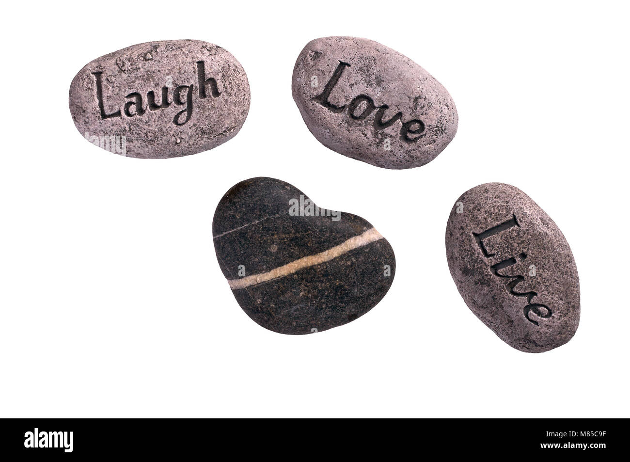 Lachen Liebe leben Carved In Stone mit einer herzförmigen Kiesel auf weißem Hintergrund Stockfoto