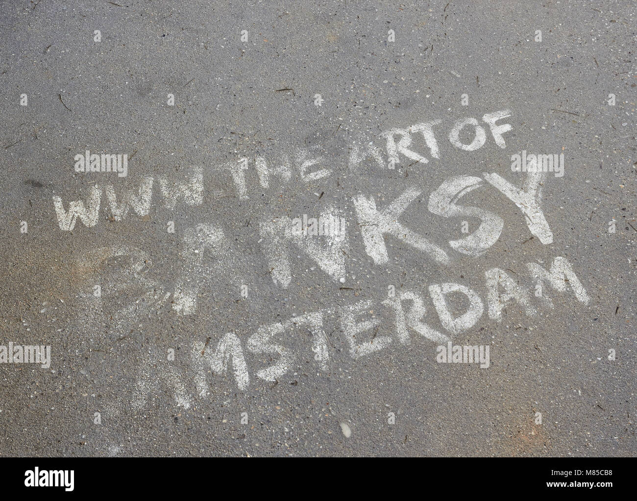 Werbung auf Pflaster für Banksy Kunst, Amsterdam, Niederlande Stockfoto