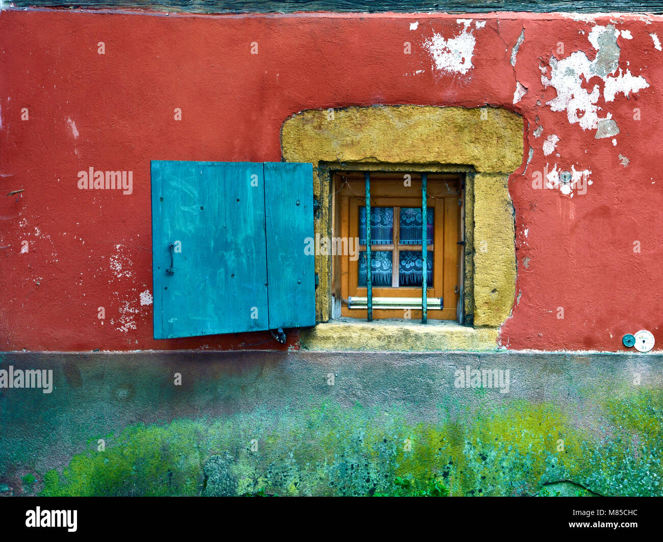 Eine Nahaufnahme eines Teils der bunten Fenster eines mittelalterlichen Haus in Turckheim, Elsass, Frankreich Stockfoto