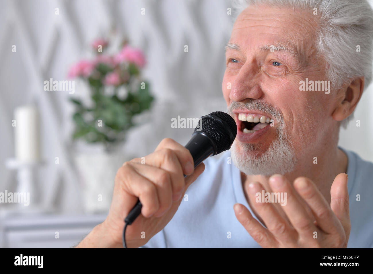 Aufgeregt, älterer Mann mit Mikrofon Stockfoto