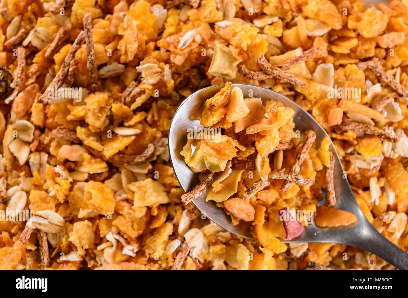 Frühstück: Löffel mit matinals Cerealien, Flocken, Körner, gesundes Essen Hintergrund. Stockfoto