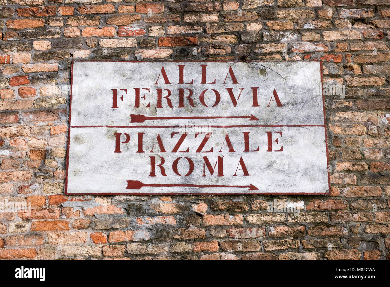 Orientierungsmarkierung führt der Weg zum Bahnhof in den Straßen von Venedig, Italien Stockfoto