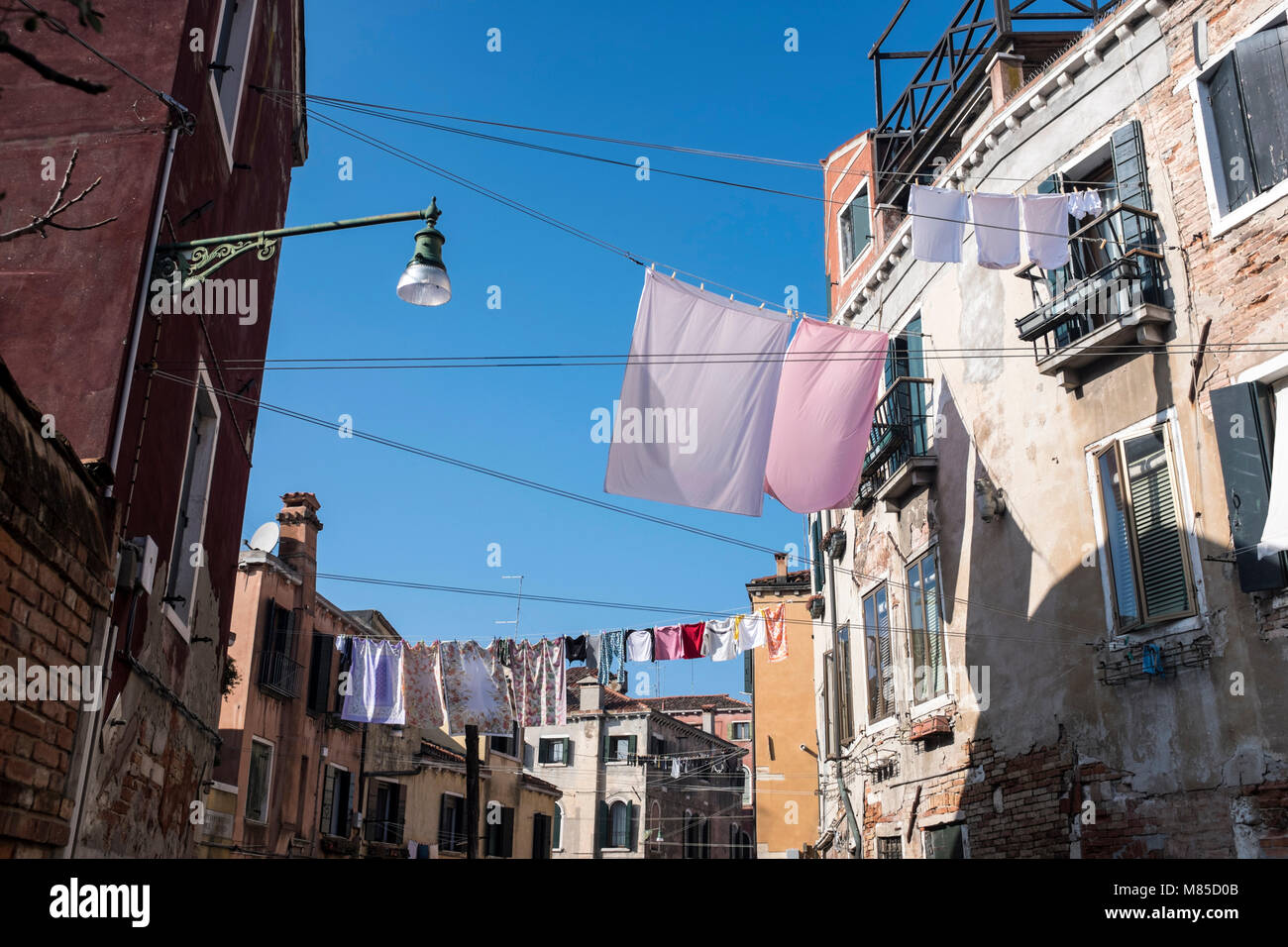 Kleidung hingen in Venedig, Italien, 12. März 2018 zu trocknen Stockfoto