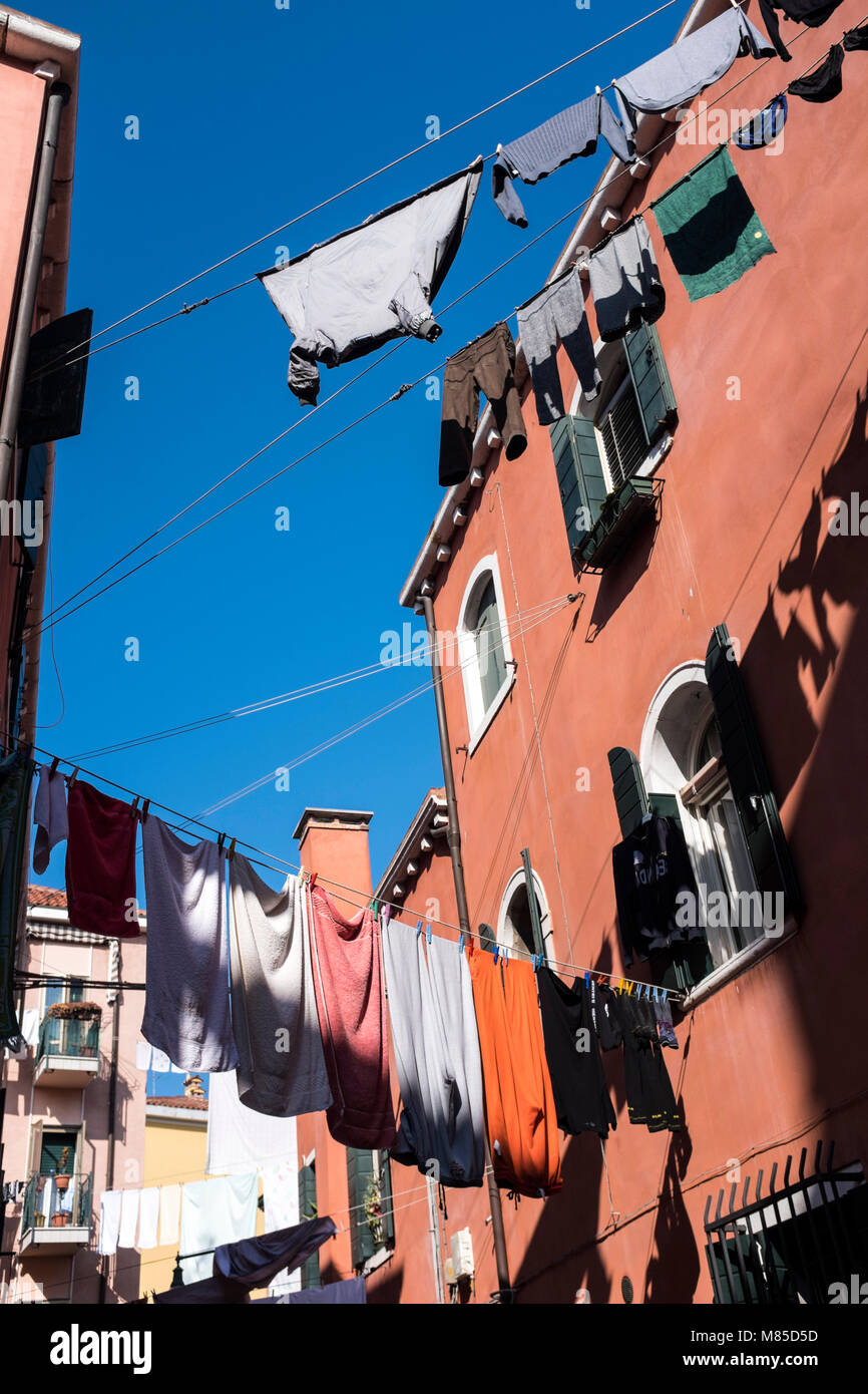 Kleidung hingen in Venedig, Italien, 12. März 2018 zu trocknen Stockfoto