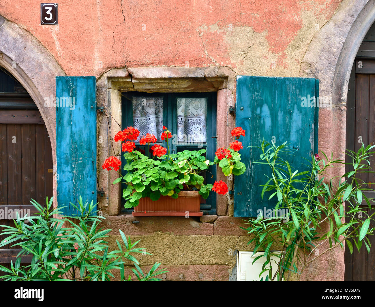 Gestrichenen Fensterläden und ein Fenster zum Hinzufügen einer Farbe in ein mittelalterliches Haus in Riquewihr, Elsass, Frankreich. Stockfoto