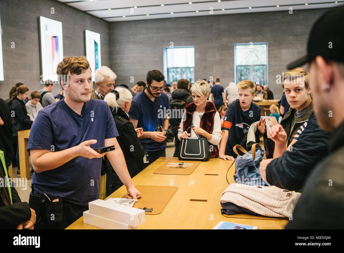 Präsentation des neuen Apple Produkte im Apple Store. Verkauf von neuen und fortschrittlichen Uhren Apple Watch Serie 3 und Apple Nike Plus ansehen. Die lange Stockfoto