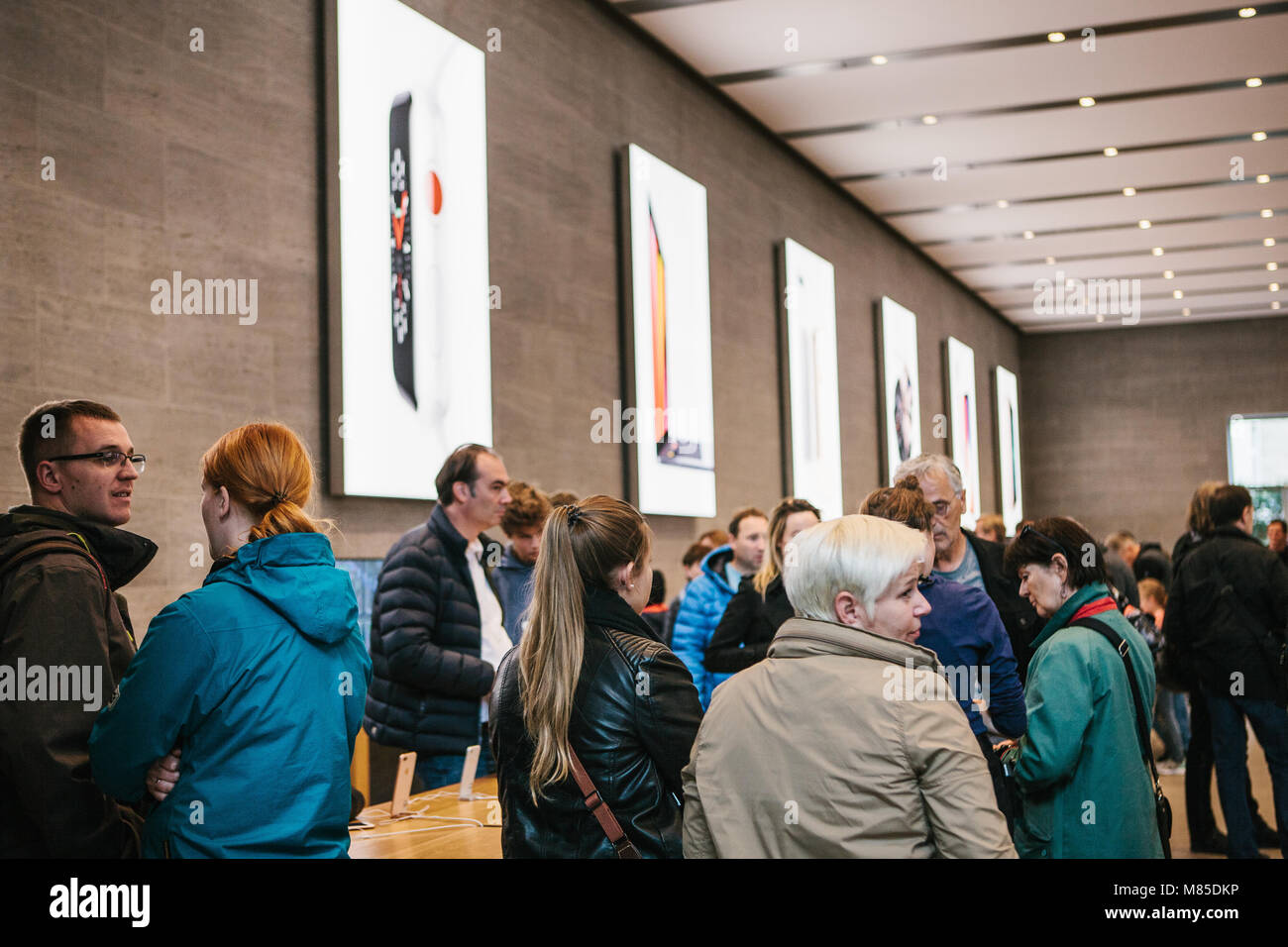 Präsentation des iPhone 8 und iPhone 8 Plus und der Umsatz mit neuen Apple Produkte im Apple Store in Berlin. Käufer sind gerade die neuen iPho Stockfoto