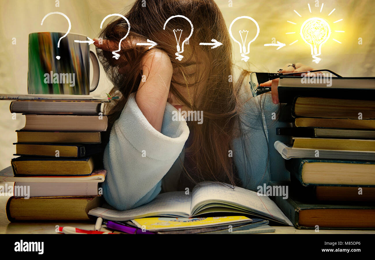 Menschen, Bildung, Sitzung, Prüfungen und Schule Konzept - müde Schüler Mädchen oder Junge Frau mit Bücher schlafen Stockfoto