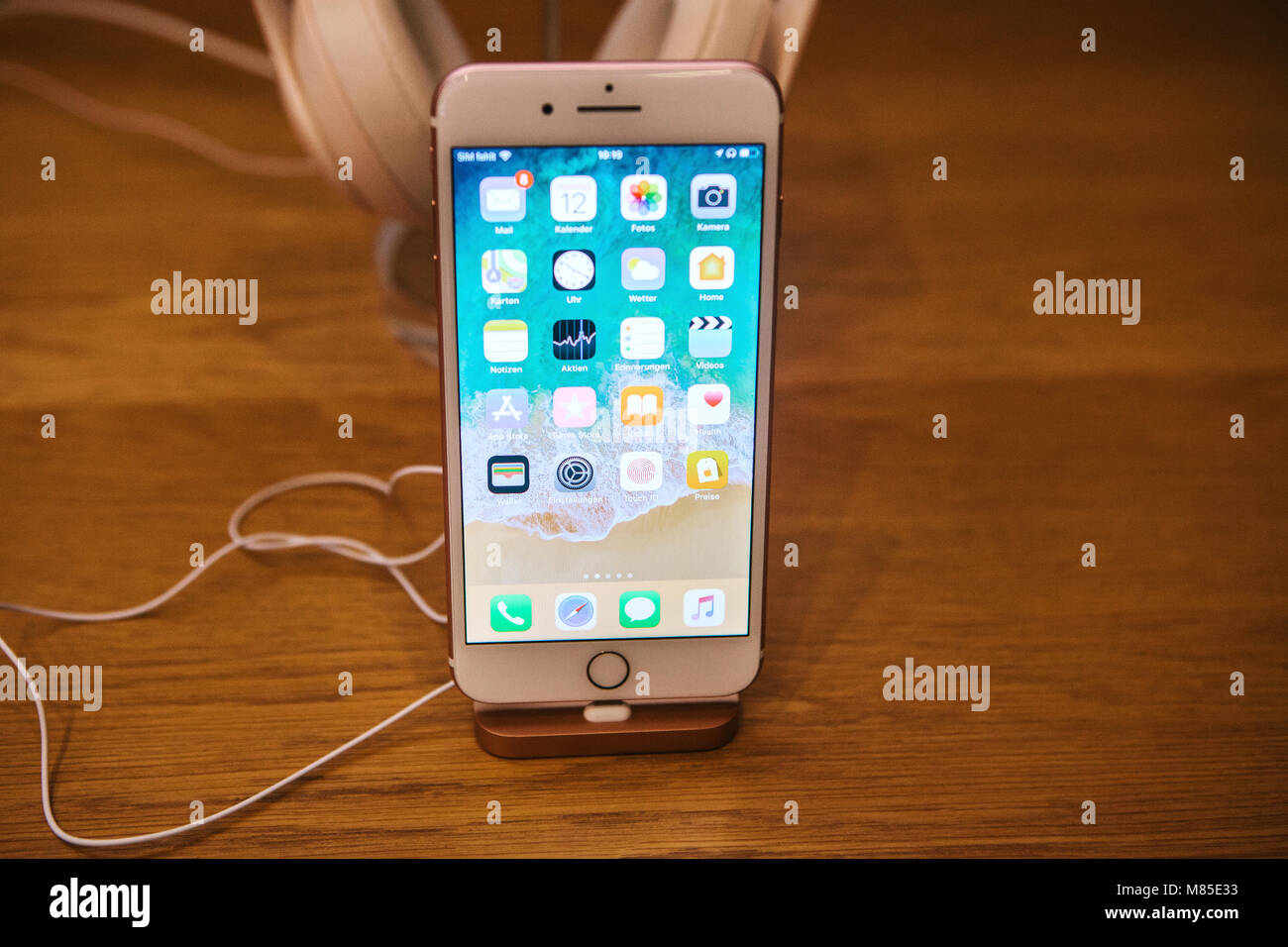Präsentation des iPhone 8 und iPhone 8 Plus und der Umsatz mit neuen Apple Produkte im Apple Store in Berlin. Das neue iPhone 8 Plus. Stockfoto