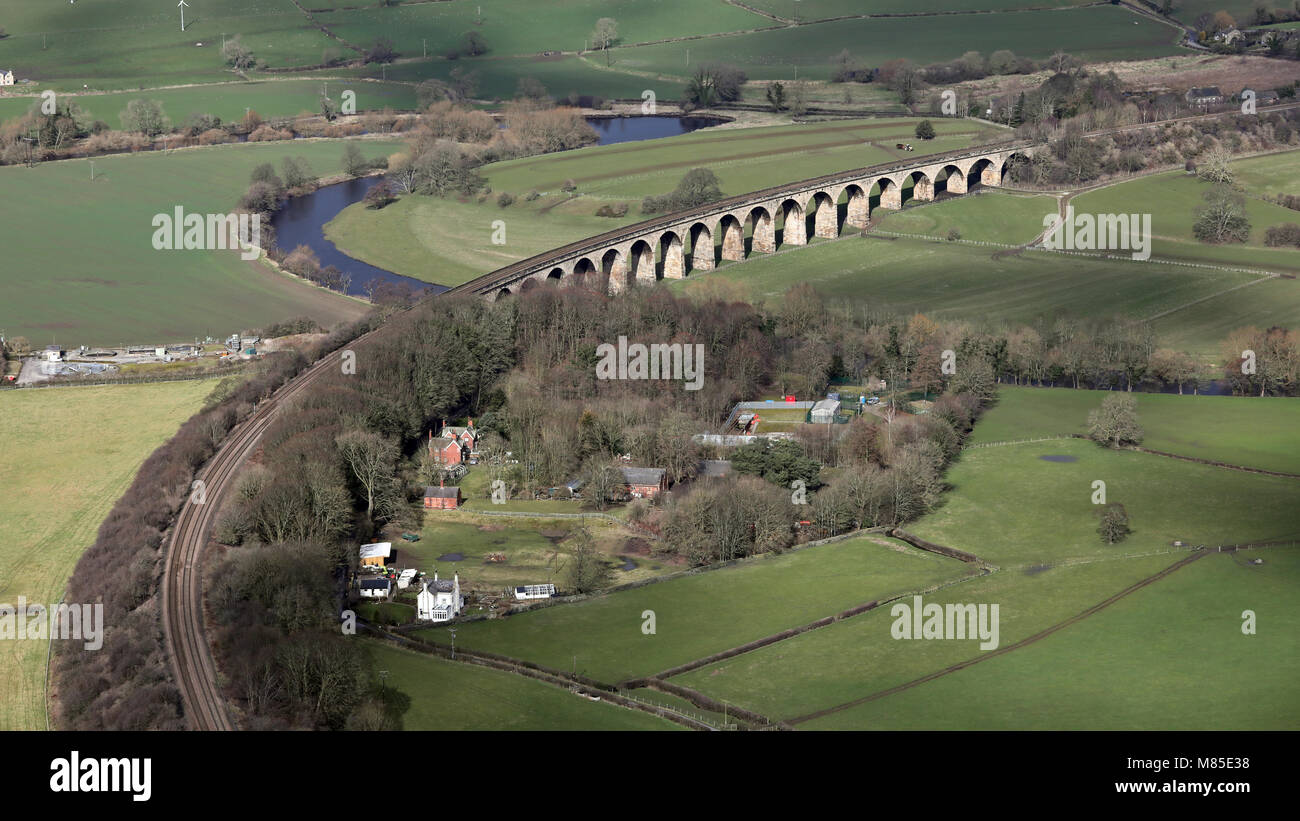 Luftaufnahme von einer Eisenbahnbrücke Viadukt in der Nähe von Pool in Bösingen, West Yorkshire Stockfoto