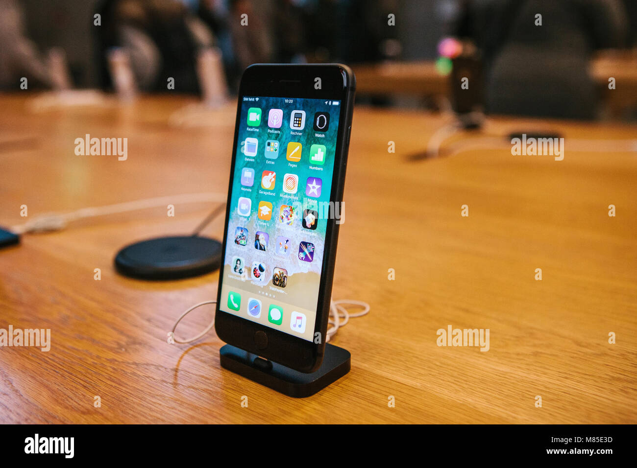 Präsentation des iPhone 8 und iPhone 8 Plus und der Umsatz mit neuen Apple Produkte im Apple Store in Berlin. Das neue iPhone 8 Plus. Stockfoto