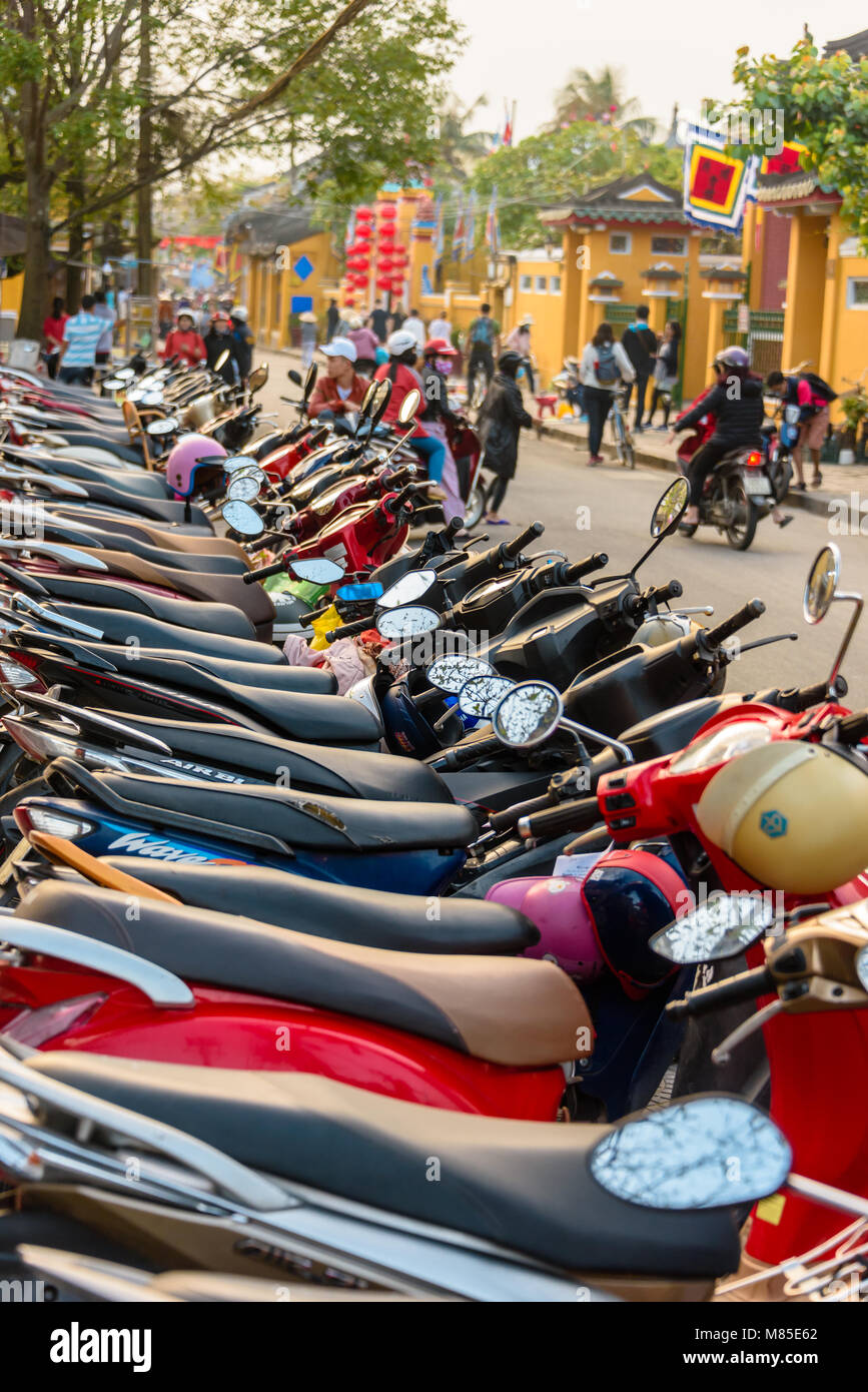 Viele Motorroller sind auf einem Wanderweg in Hoi An, Vietnam Stockfoto