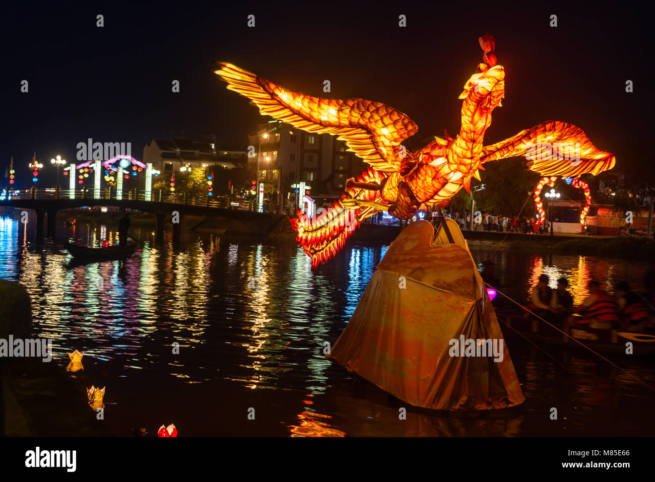 Eine Rote Und Gelb Leuchtenden Phoenix Das Chinesische Neujahrsfest Zu Feiern In Hoi An Vietnam Stockfotografie Alamy Eine Rote Und Gelb Leuchtenden Phoenix Das Chinesische Neujahrsfest Zu Feiern In Hoi An Vietnam Stockfotografie Alamy