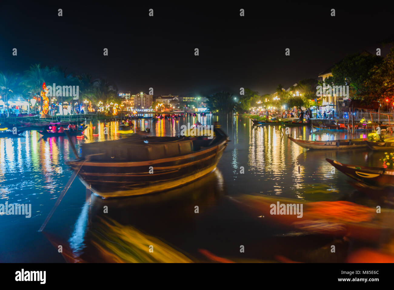 Boote auf dem Fluss schwimmen in der Nacht im Hoi An, Vietnam Stockfoto