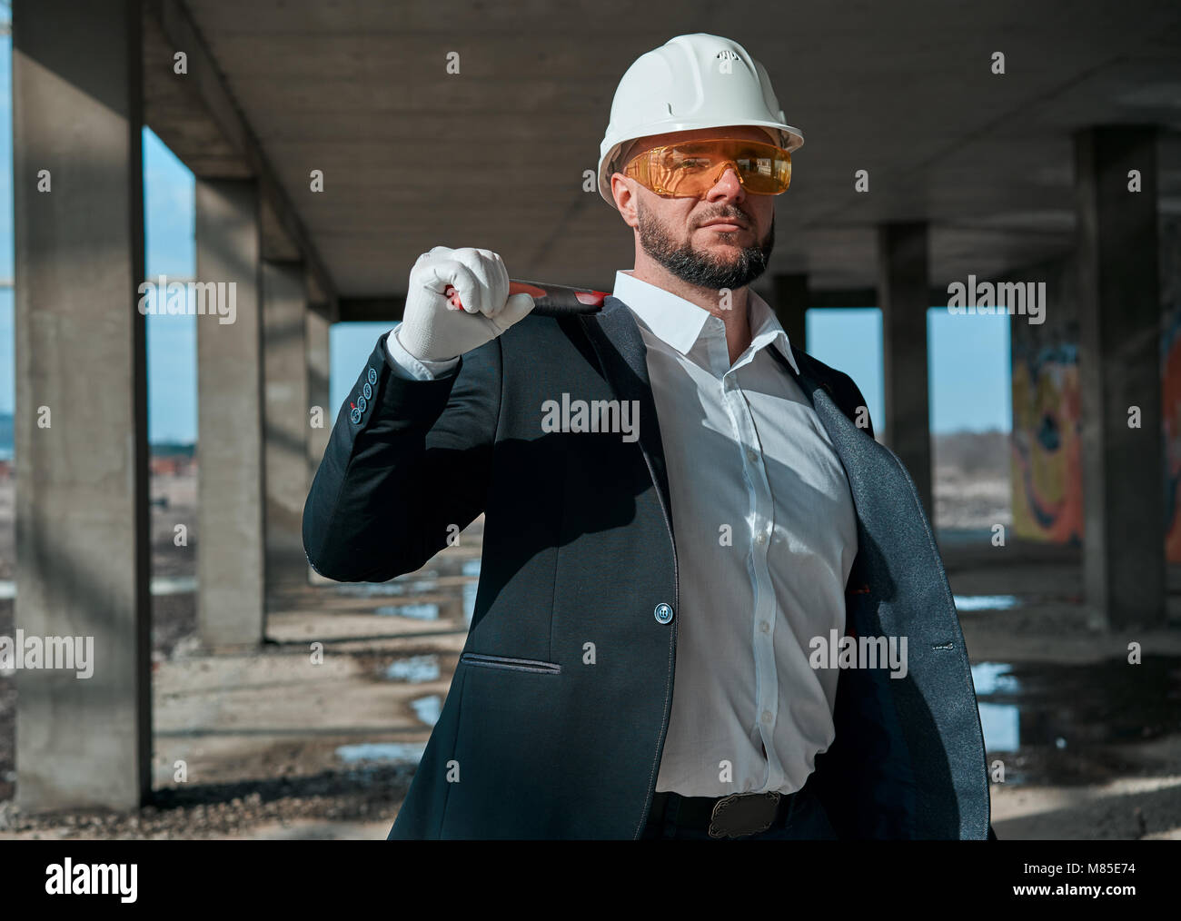 Builder in einen Helm auf Bau Objekt Stockfoto